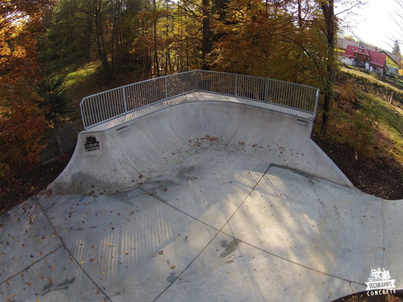 Szklarska_Poreba_concrete_skatepark