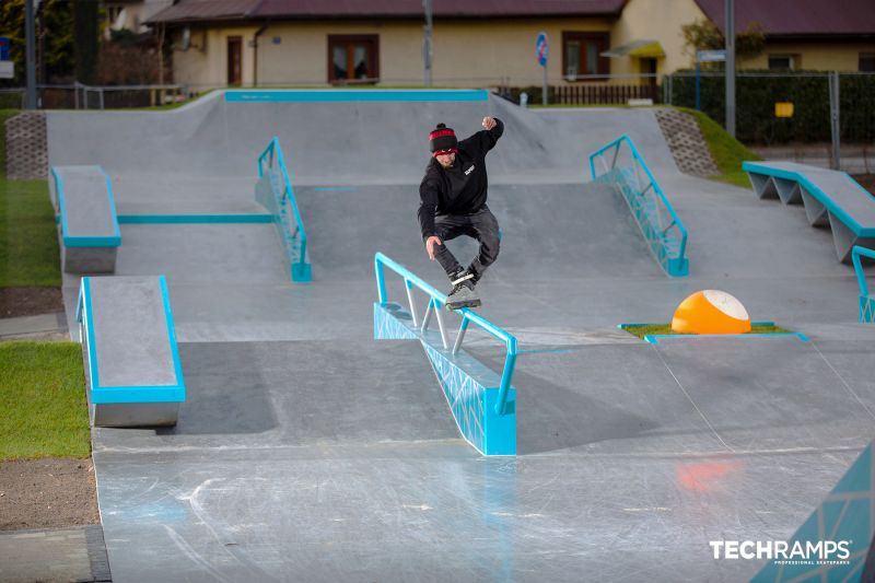 Trick na rolkach na skateparku w Brzeszczach 