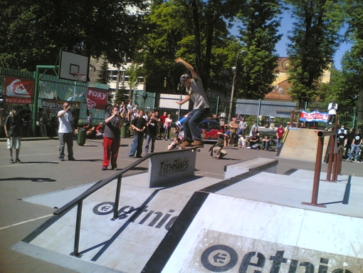 Unimil skateboarding