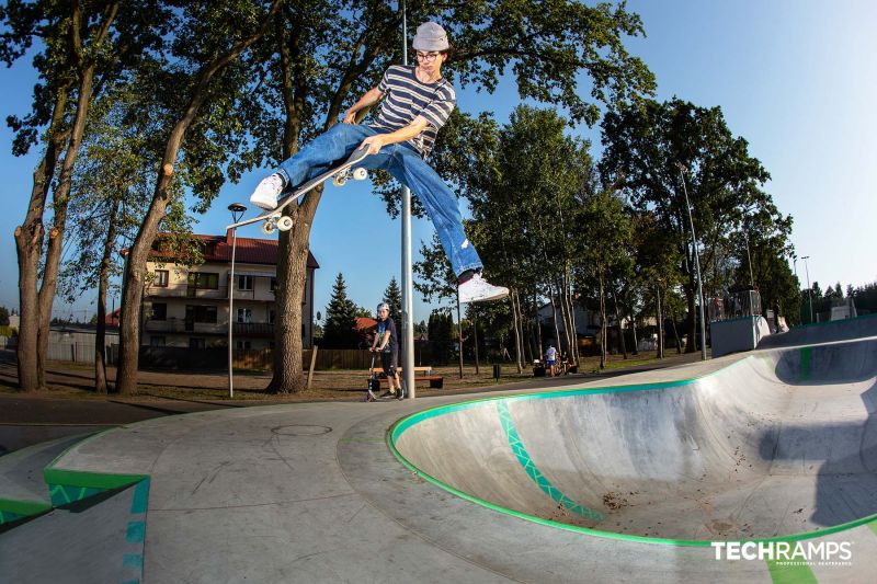 Rider wykonuje trick nad bowl'em w Zielonce 